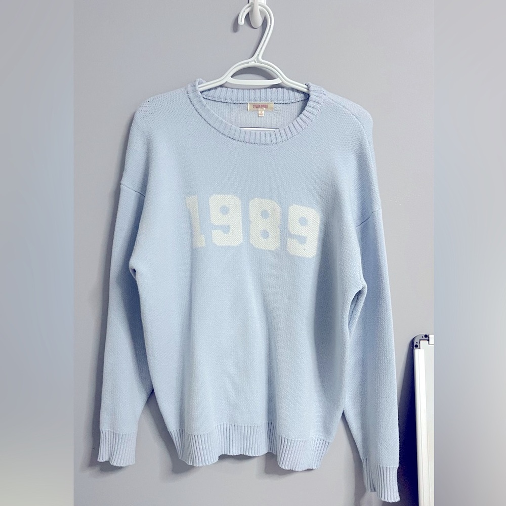 This is a oversized blue 1989 knit sweater. It was worn once. Perfect condition.